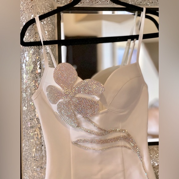 White Floral Appliqué Cutout Minidress in Diamond Blanc Designer Lux Par… - Picture 4 of 8